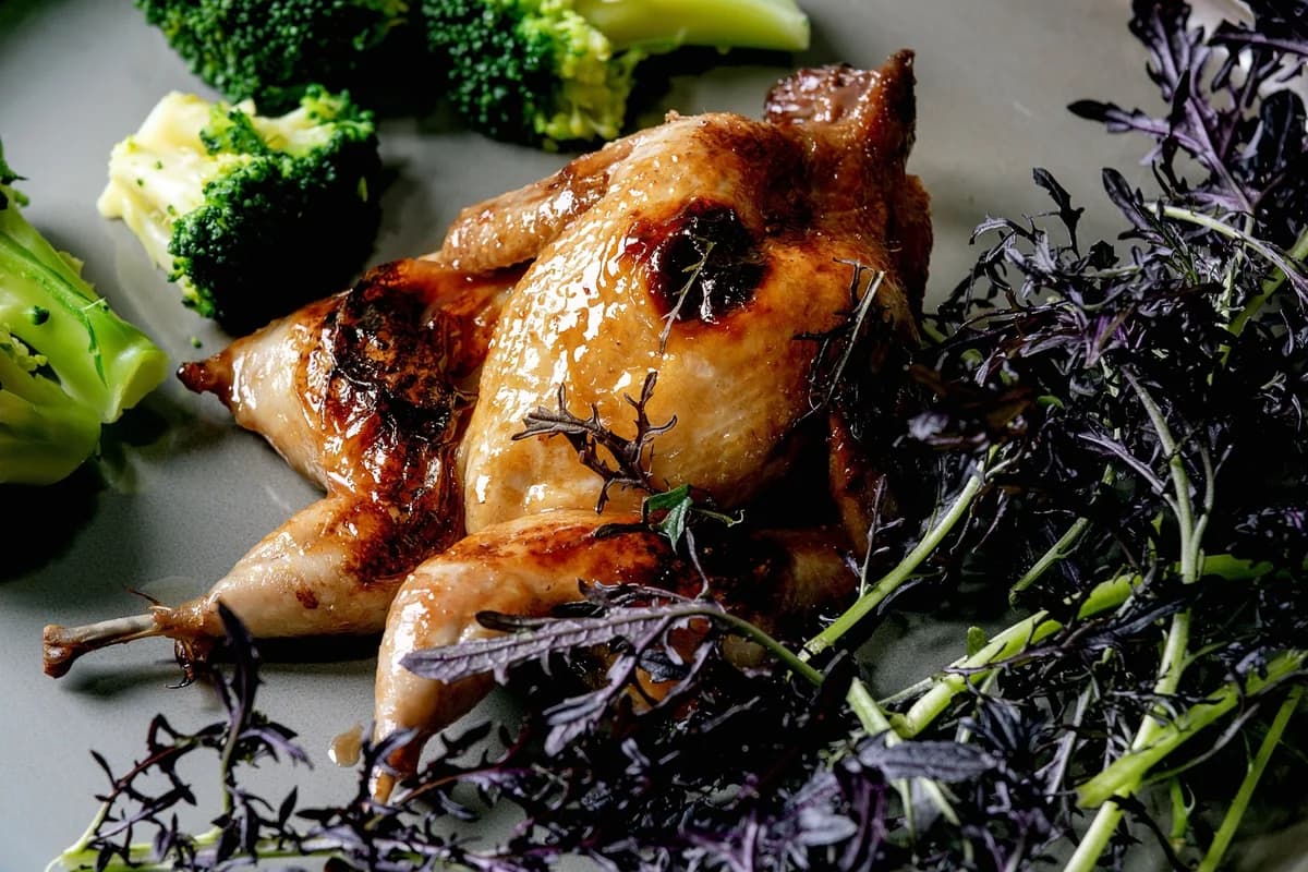 Caille rôtie glacée au miel et aux agrumes