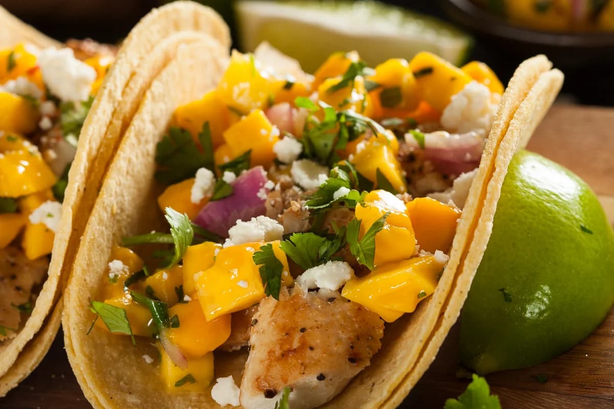 Tacos de Mahi Mahi Grillé avec Salsa de Mangue