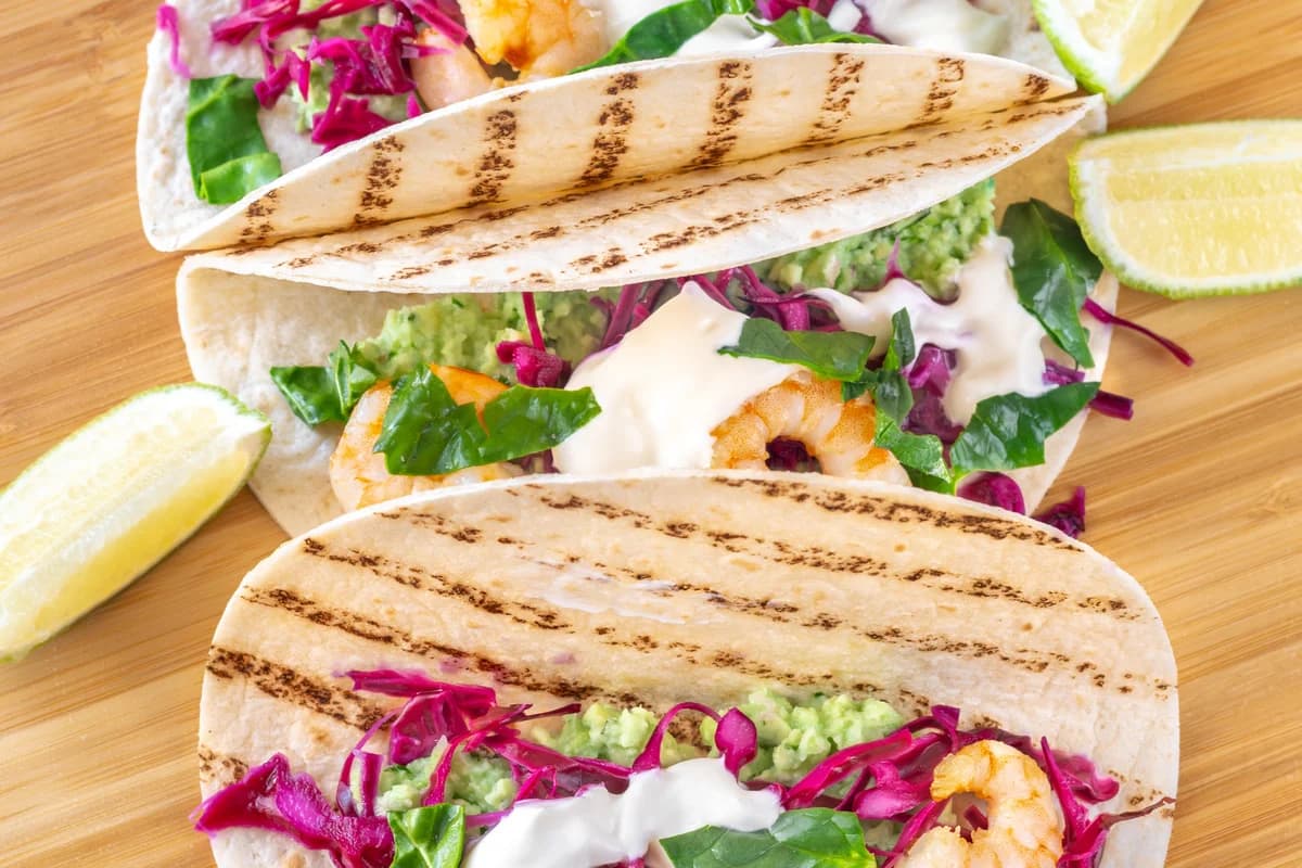 Tacos de crevettes Baja avec crema de lime