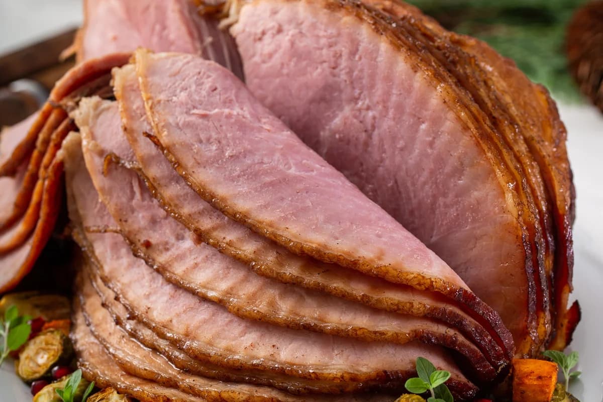 Jambon fumé au bacon et aux pommes avec carottes glacées