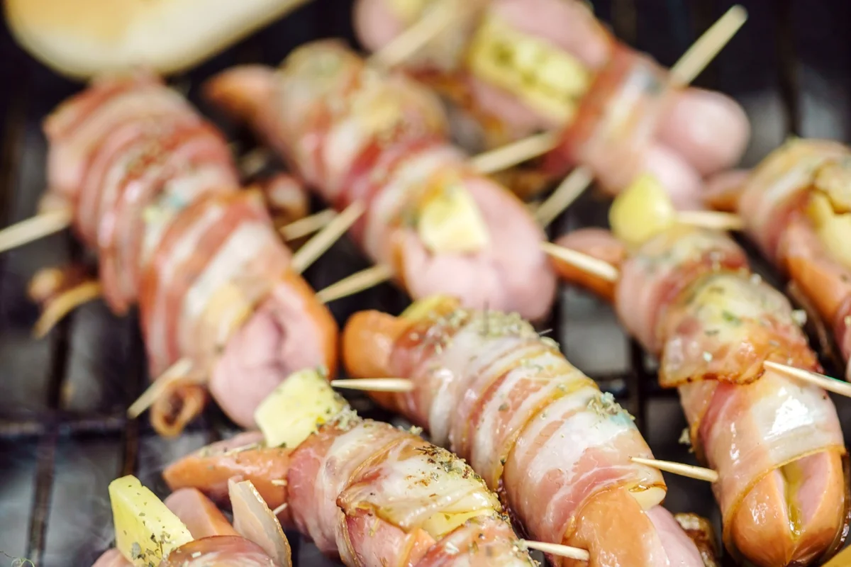 Chien de maïs farci au fromage et enroulé de bacon