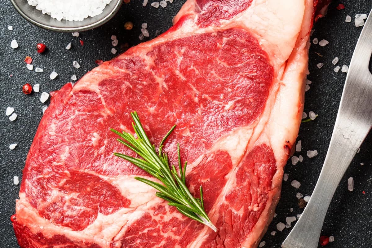 Côte de boeuf en croûte d'herbes avec beurre composé