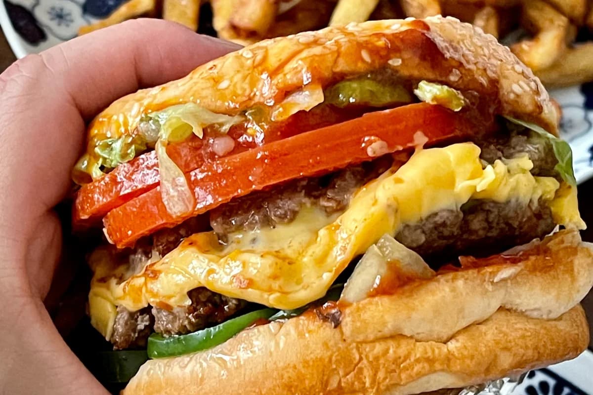 Burgers Écrasés Épicés au Jalapeño et Bacon